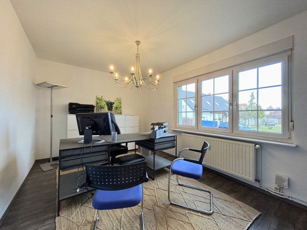 lichtdurchflutetes Arbeitszimmer