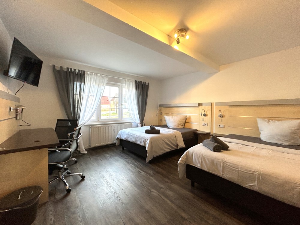 straßenseitiges Schlafzimmer mit zwei Betten