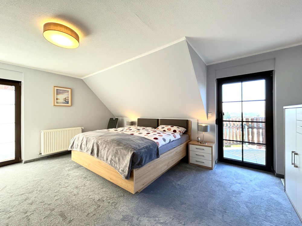 geräumiges Schlafzimmer mit zwei Balkons