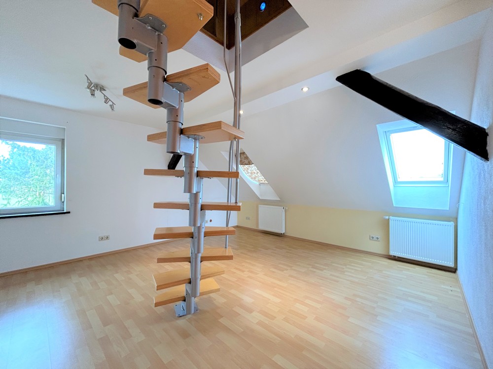 Treppe zum Spitzboden im Wohnzimmer