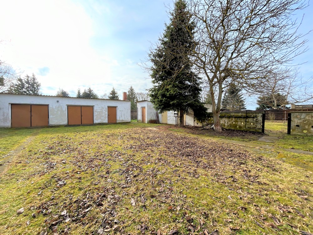 Innenhof mit Garagen, Werkstatt und Lagerräume