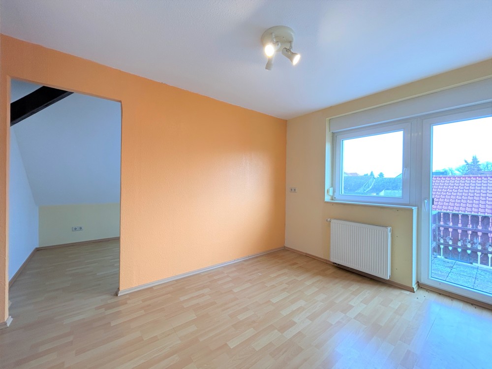 helle Küche mit angrenzendem Balkon
