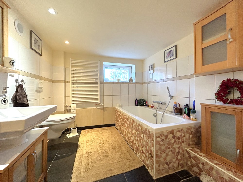 modernes Badezimmer mit Badewanne und ebenerdiger Dusche im Keller