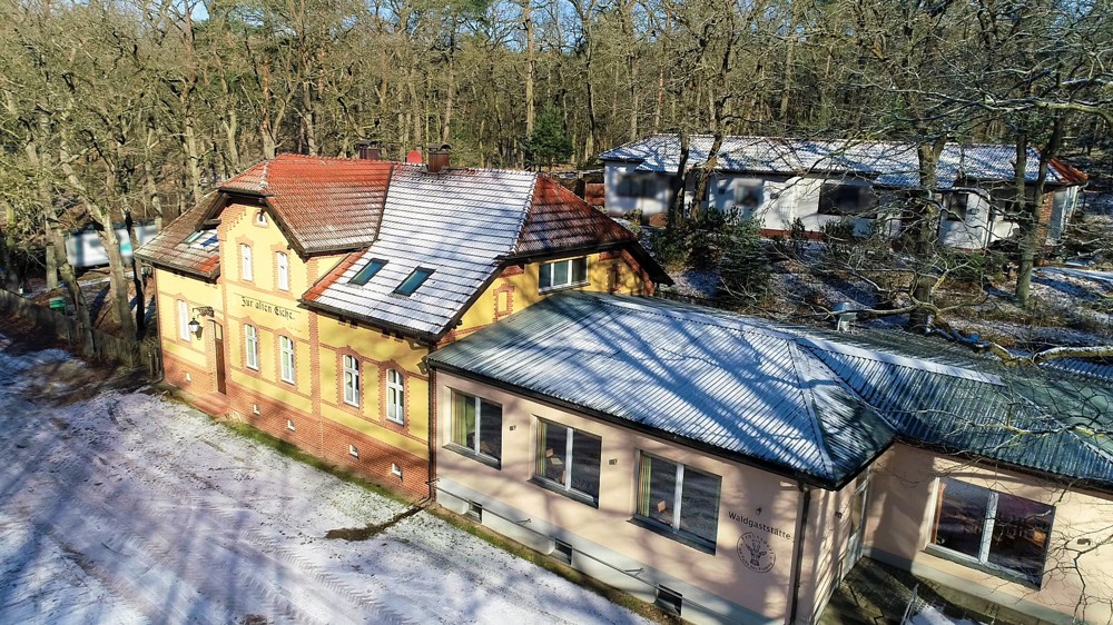 Haupthaus und Restaurant in idyllischer Waldlage