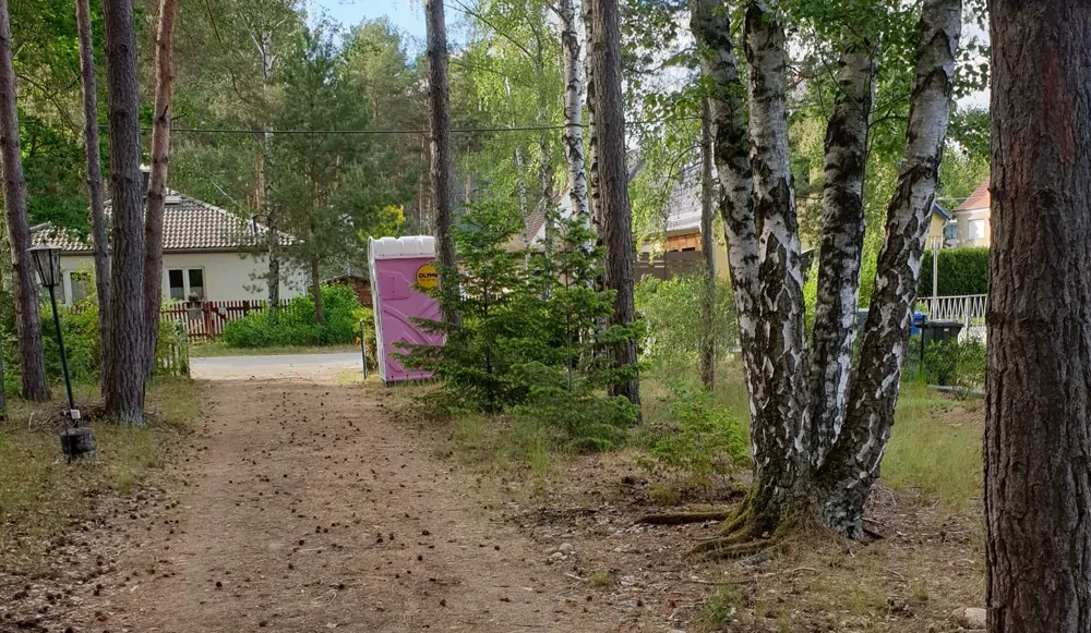 unbefestigter Weg auf dem Grundstück