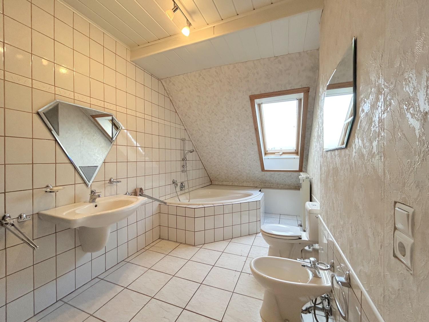 geräumiges Badezimmer mit Eckbadewanne und Dachfenster (WE4)