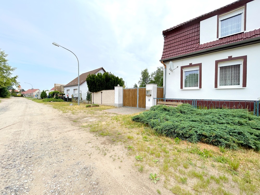 ruhige Straße vor dem Haus