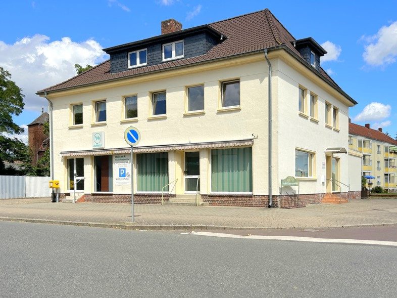 Straßenansicht des Wohn- und Geschäftshauses