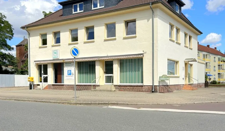 Straßenansicht des Wohn- und Geschäftshauses