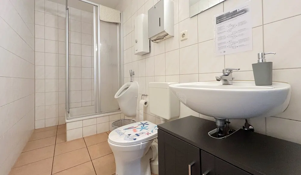 Badezimmer mit Dusche im Erdgeschoss