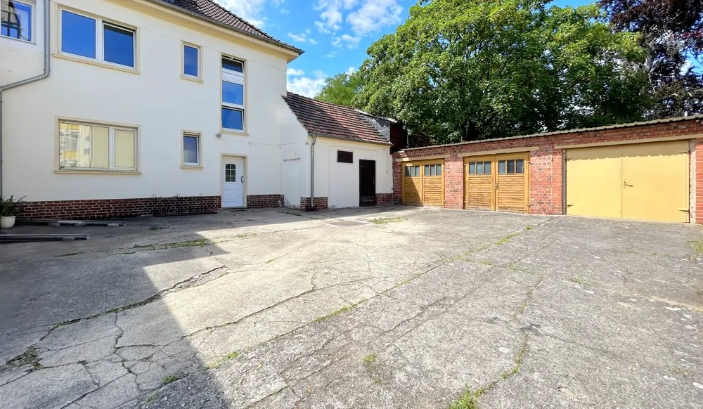 befestigter Innenhof mit 3 Garagen und Hintereingang