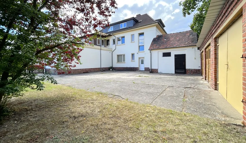 gepflegter Garten nebst Innenhof