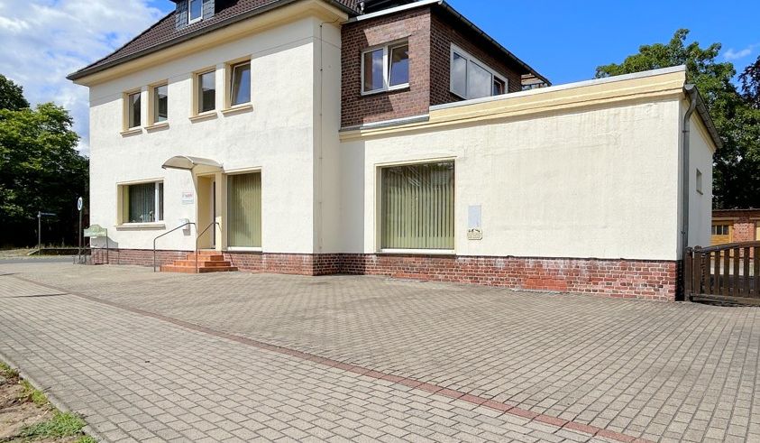 Seitenansicht mit Auffahrt