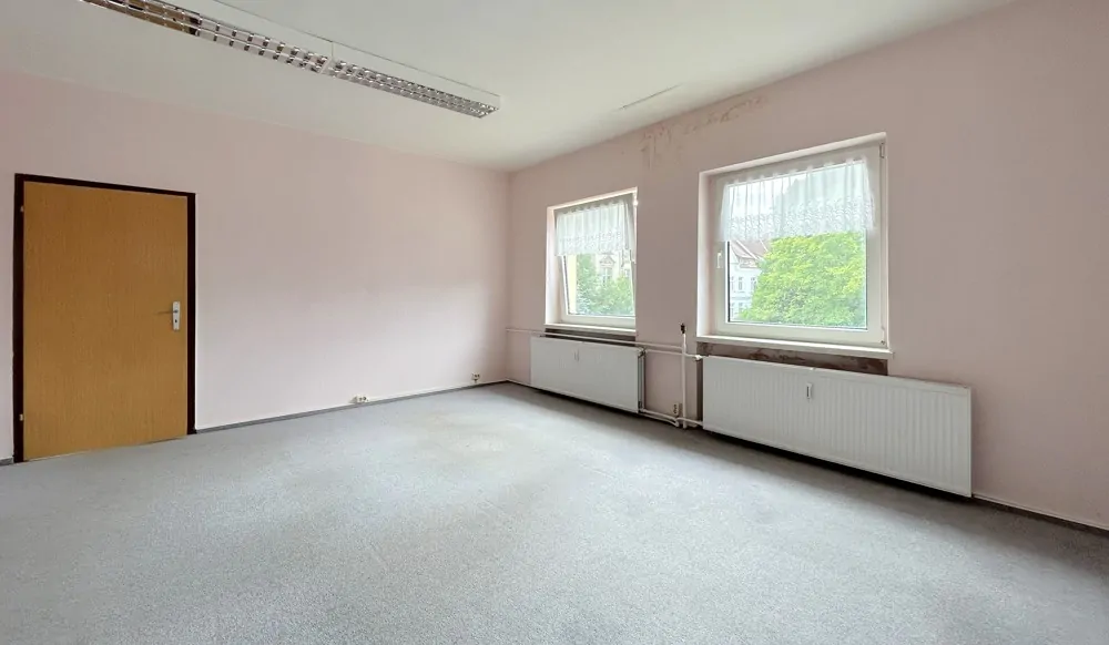 helles Kinderzimmer als Durchgangszimmer im Obergeschoss