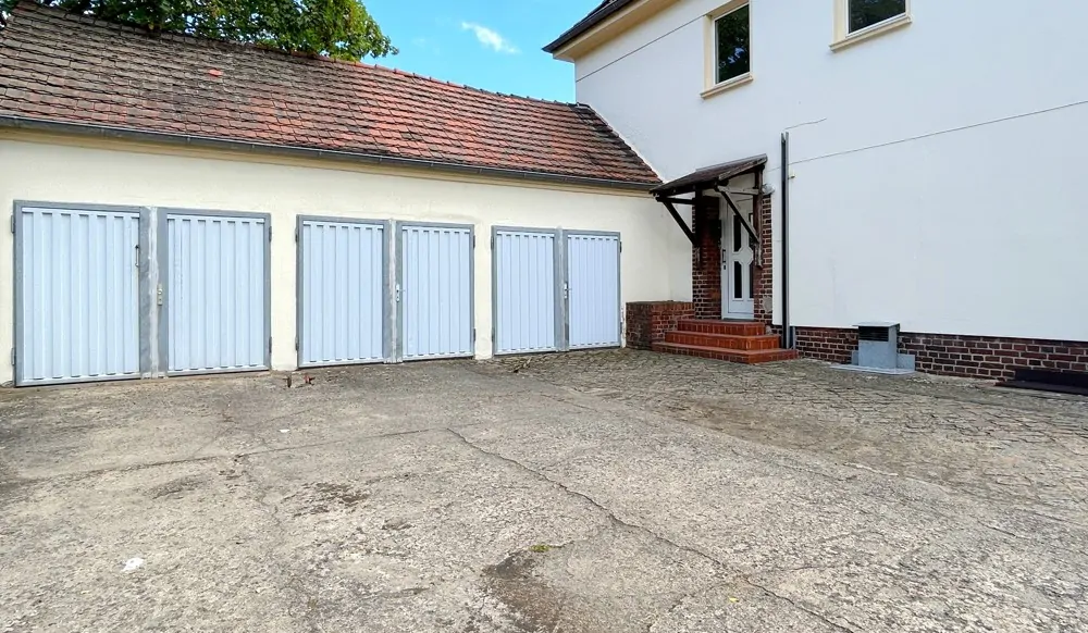 drei Garagen nebst Hauseingang