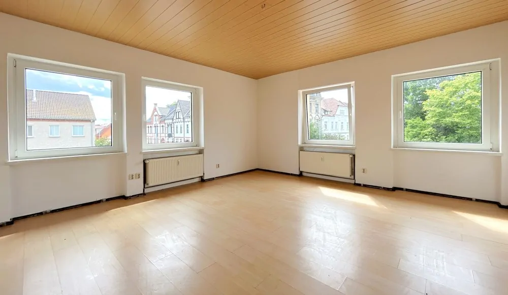 lichtdurchflutetes Wohnzimmer im Obergeschoss