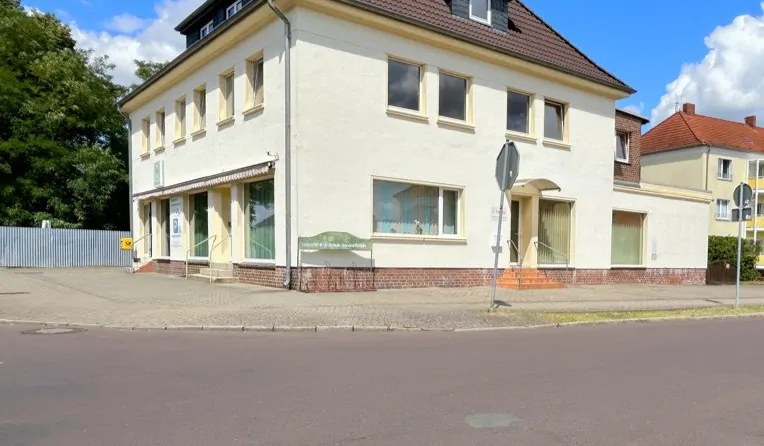 Eckgebäude mit 2 Wohneinheiten, 2 Gewerbeeinheiten und 6 Garagen