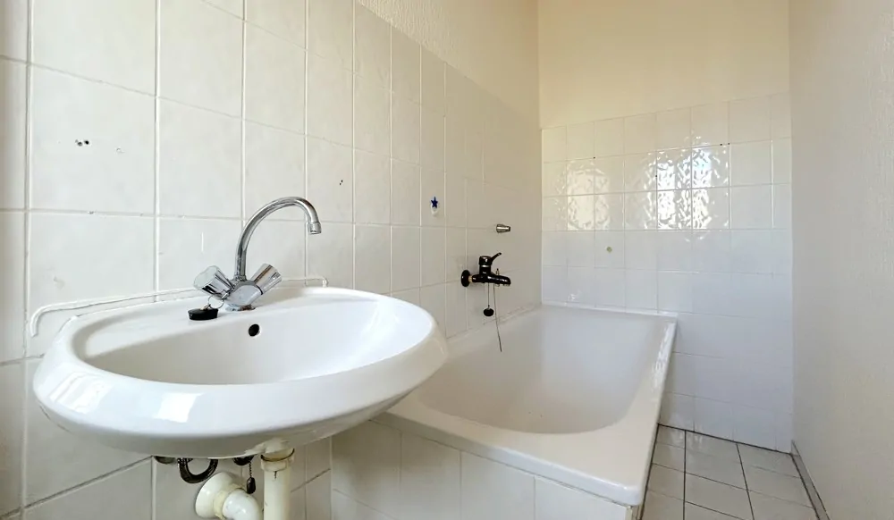 Badezimmer mit Badewanne im Obergeschoss