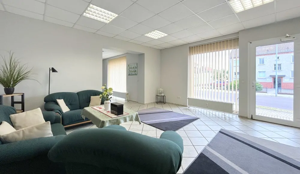 seitliche Gewerbeeinheit mit großem Schaufenster