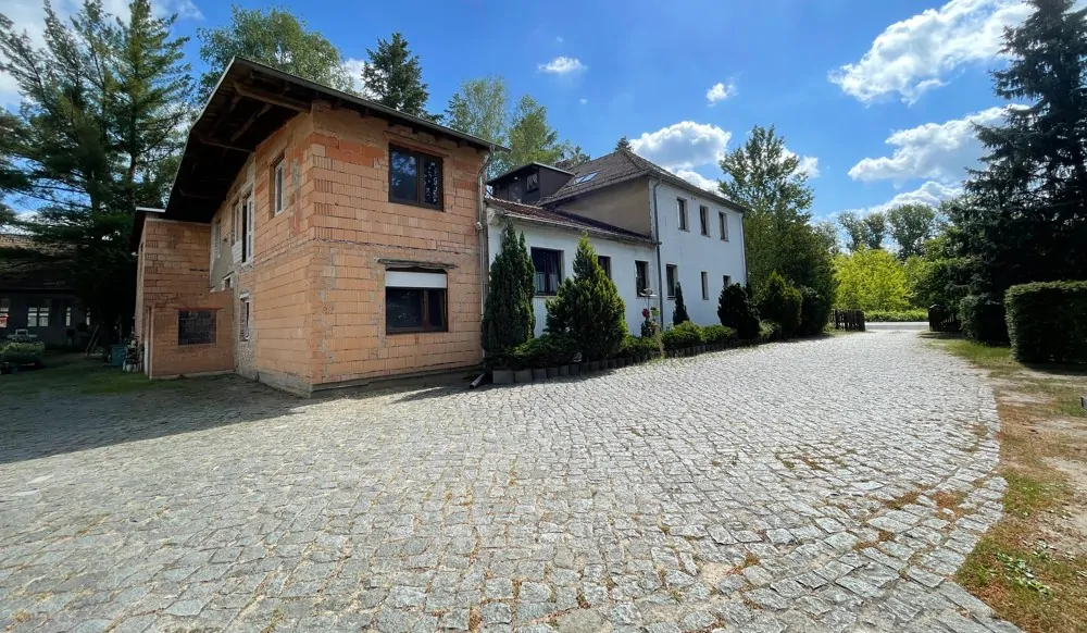 gepflasterte Auffahrt und Innenhof