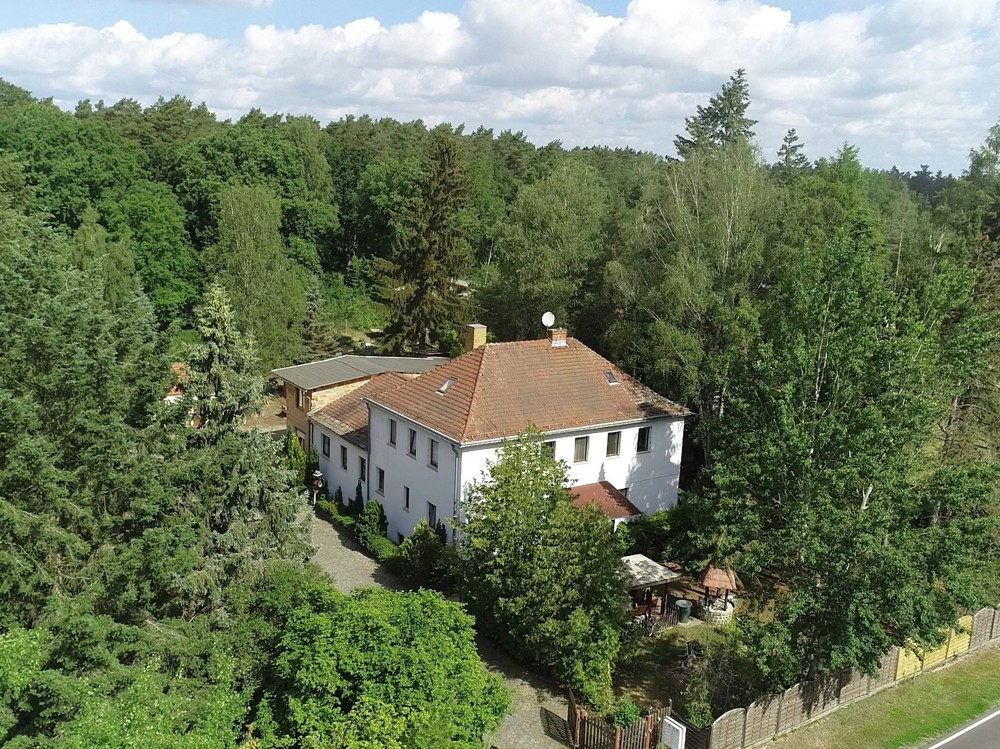 Charmaten Mehrfamilienhaus umgeben von weitläufigen Wäldern