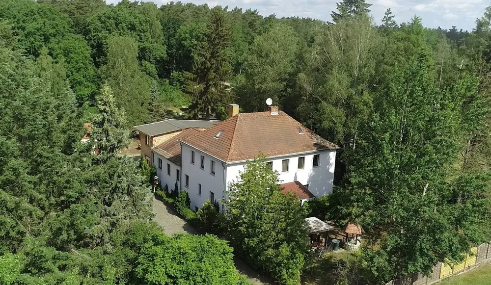 Charmaten Mehrfamilienhaus umgeben von weitläufigen Wäldern