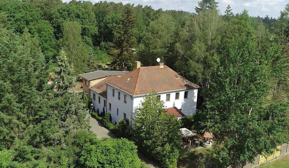 Charmaten Mehrfamilienhaus umgeben von weitläufigen Wäldern