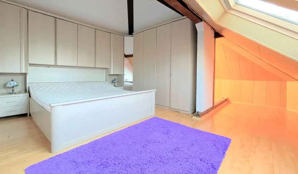 großzügiges Schlafzimmer mit Nische im Dachgeschoss