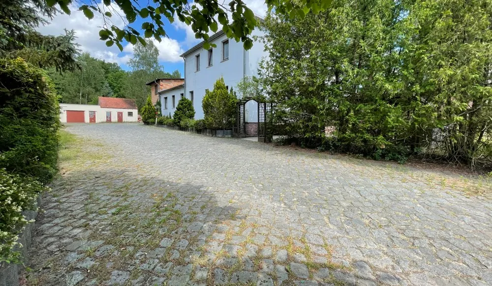 gepflasterte Auffahrt