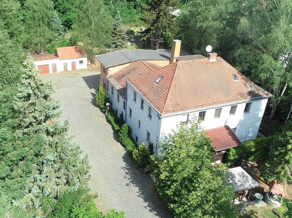 Mehrfamilienhaus mit Garagen in Waldlage