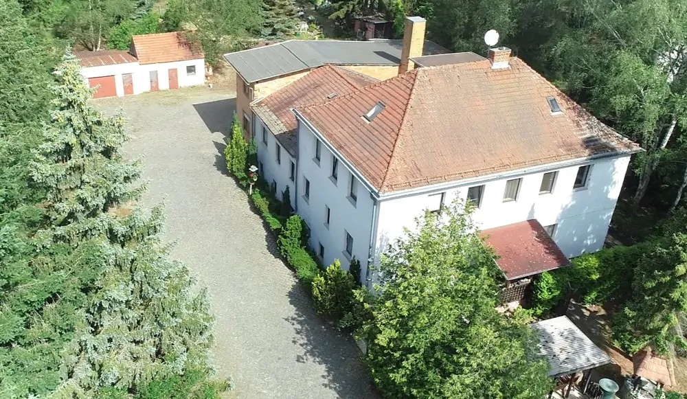 Mehrfamilienhaus mit Garagen in Waldlage