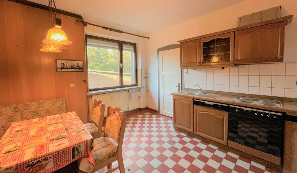 Küche mit Abstellkammer