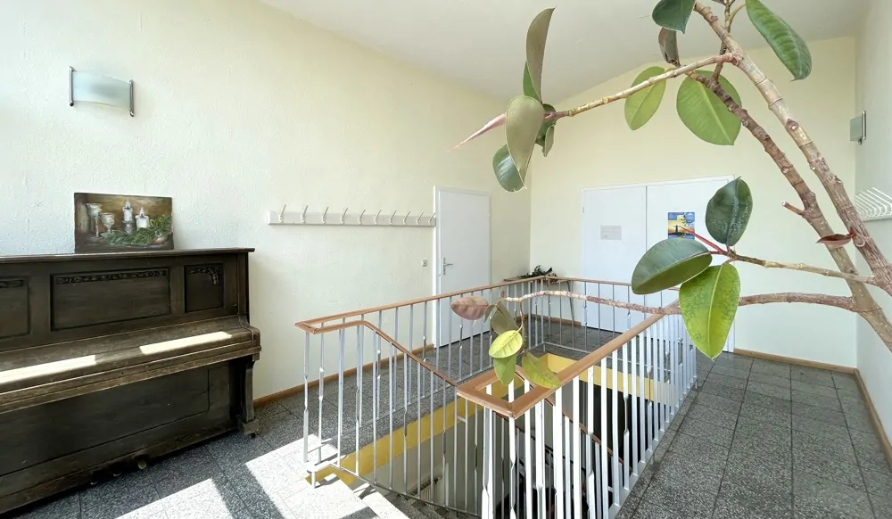 lichtdurchfluteter Flur im Obergeschoss