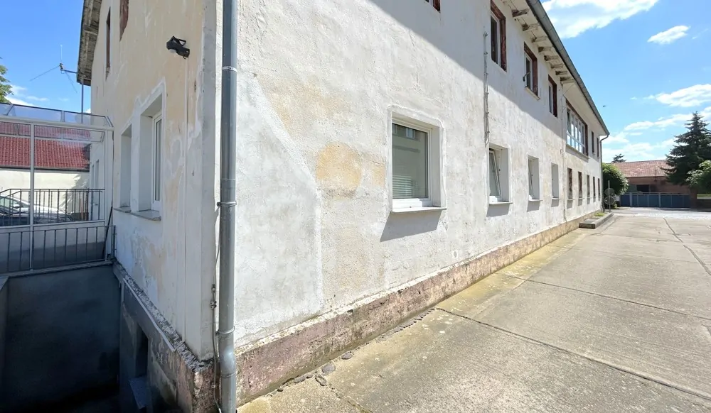 befestigte Zufahrt zum privaten Parkplatz