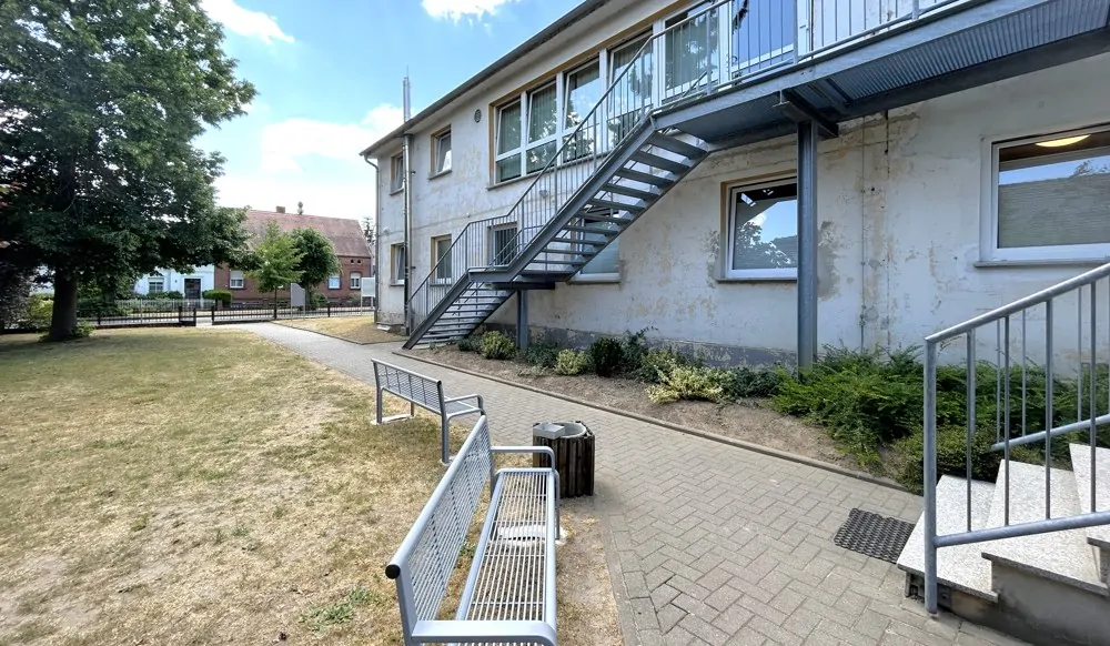 gepflasterter Weg zum seitlichen Eingang der Arztpraxis