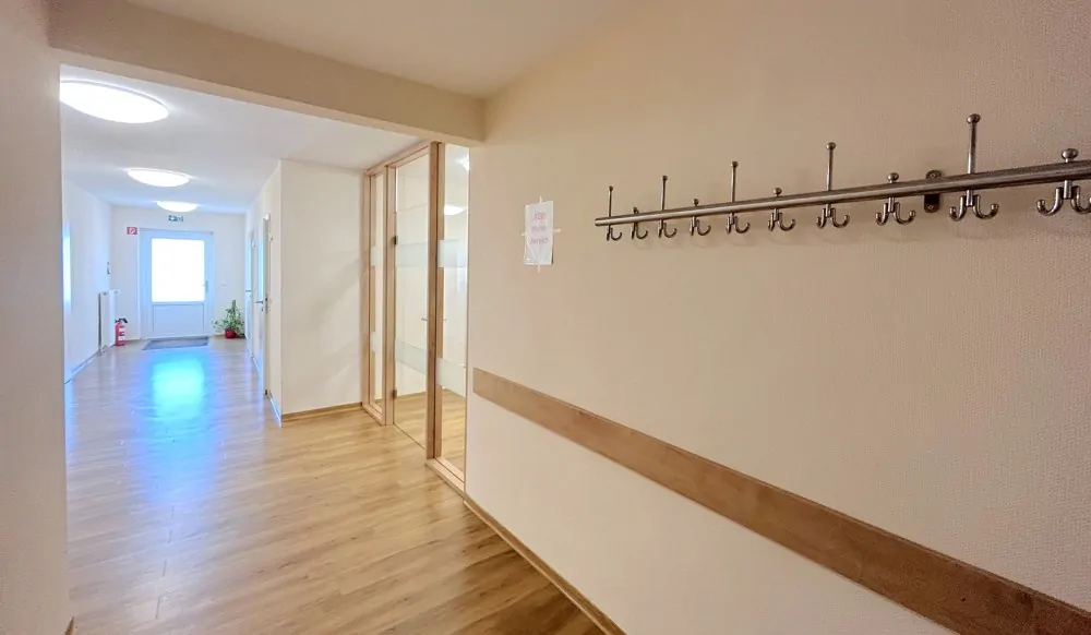 Arztpraxis mit Anmeldung, Wartezimmer, Behandlungszimmern und Labor