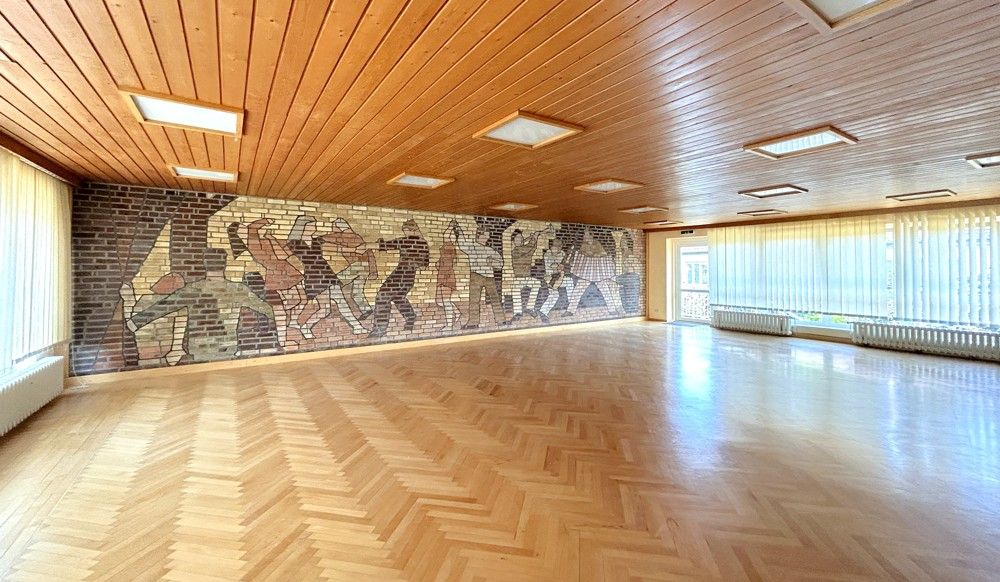 großer Saal mit Parkettboden