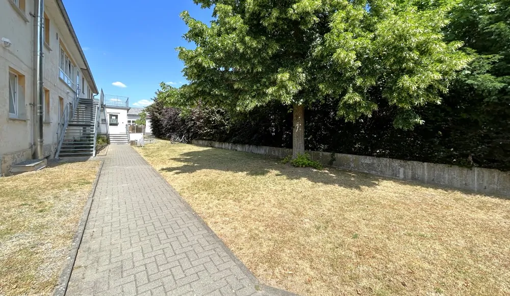 gepflasterter Weg entlang des Hauses