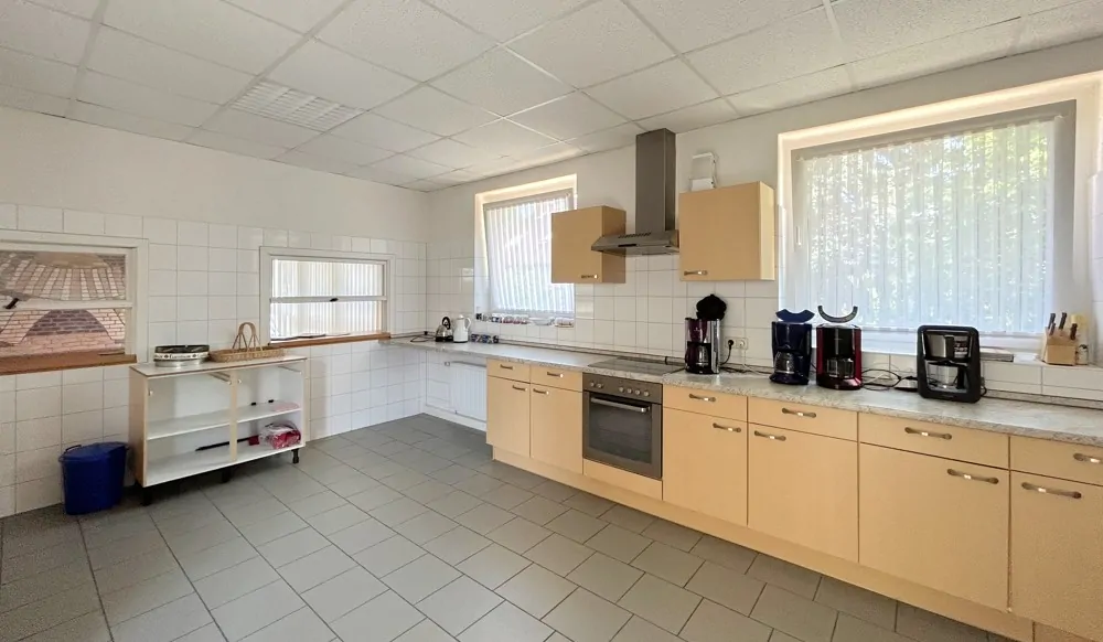 Einbauküche mit Durchreiche zum Saal