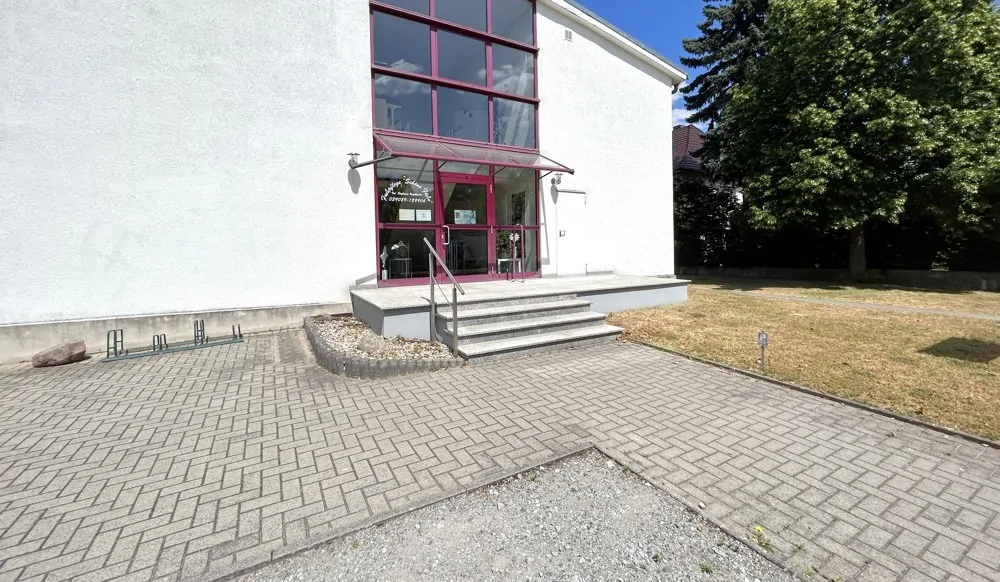 gepflasterter Platz vor dem Haupteingang