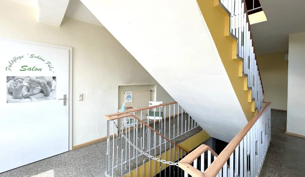 offener Flur mit freistehender Treppe