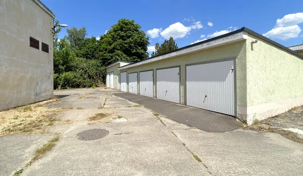 7 vermietete Gargen im hinteren Teil des Grundstück