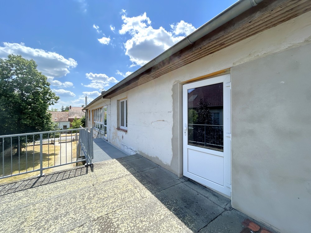 Terrasse über der Veranda mit Eingang zum Obergeschoss