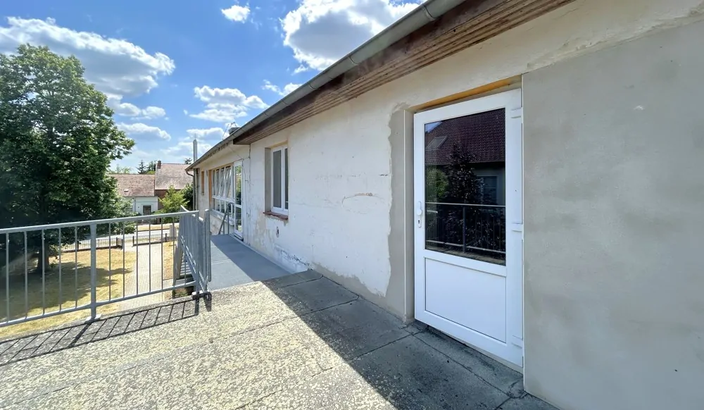 Terrasse über der Veranda mit Eingang zum Obergeschoss