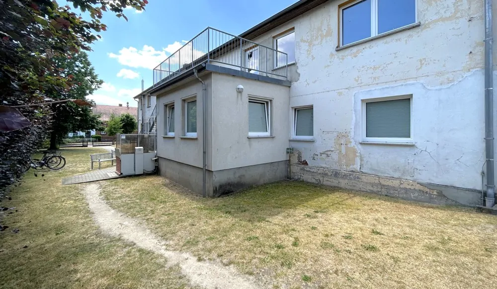 seitliche Grünanlagen