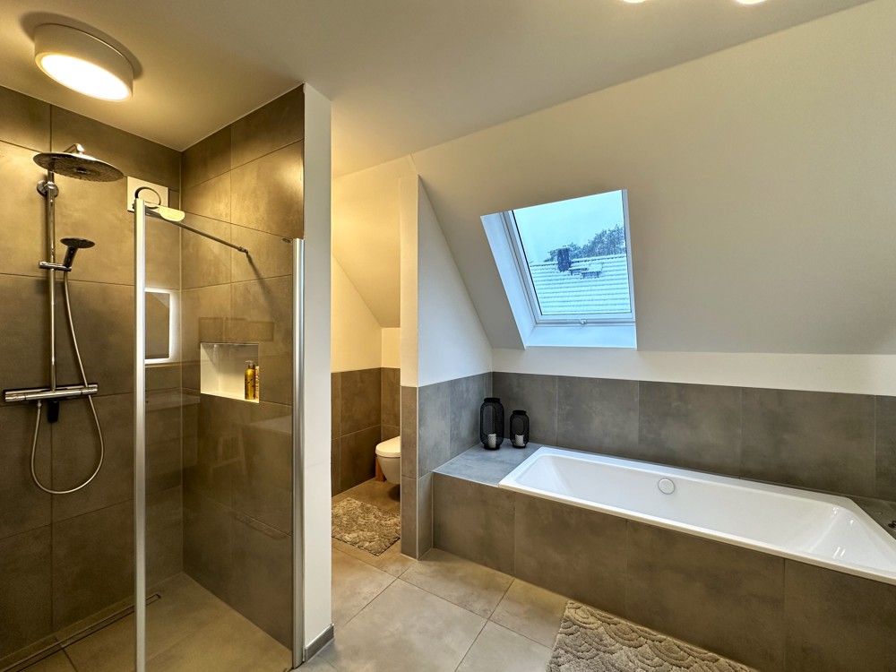 modernes Badezimmer mit Badewanne und ebenerdiger Dusche
