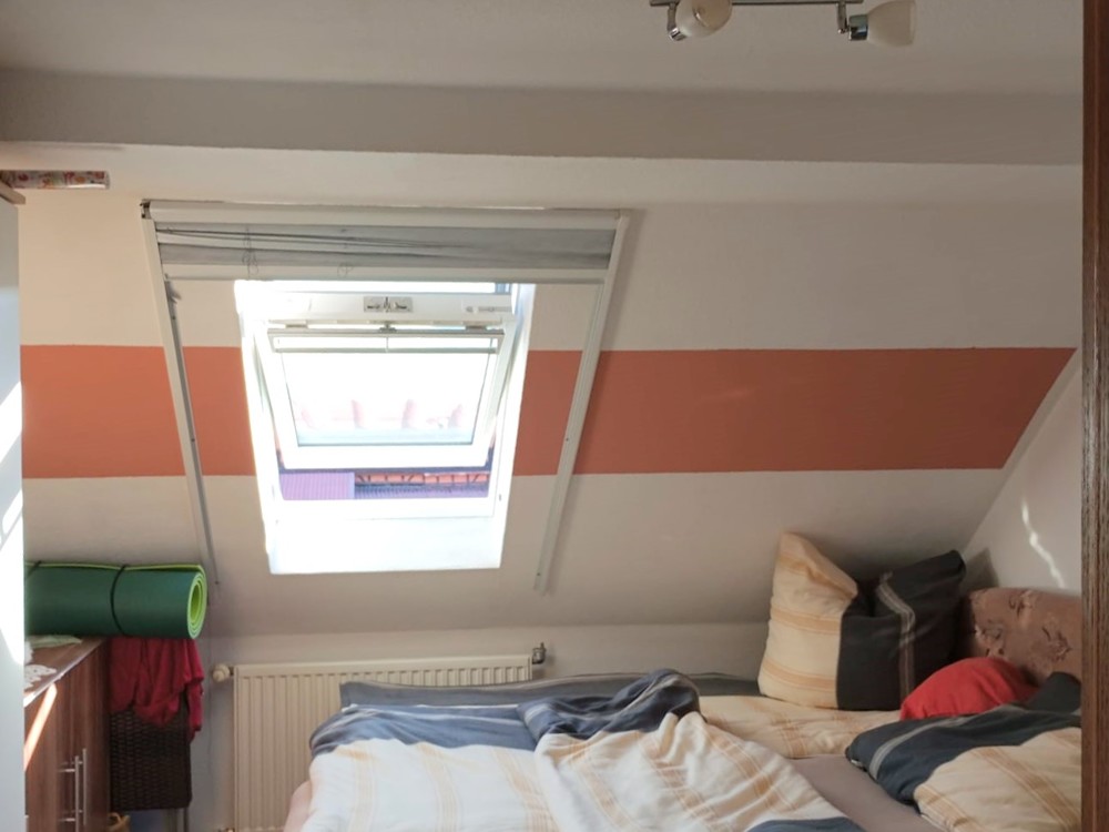 kleines Schlafzimmer mit Dachfenster