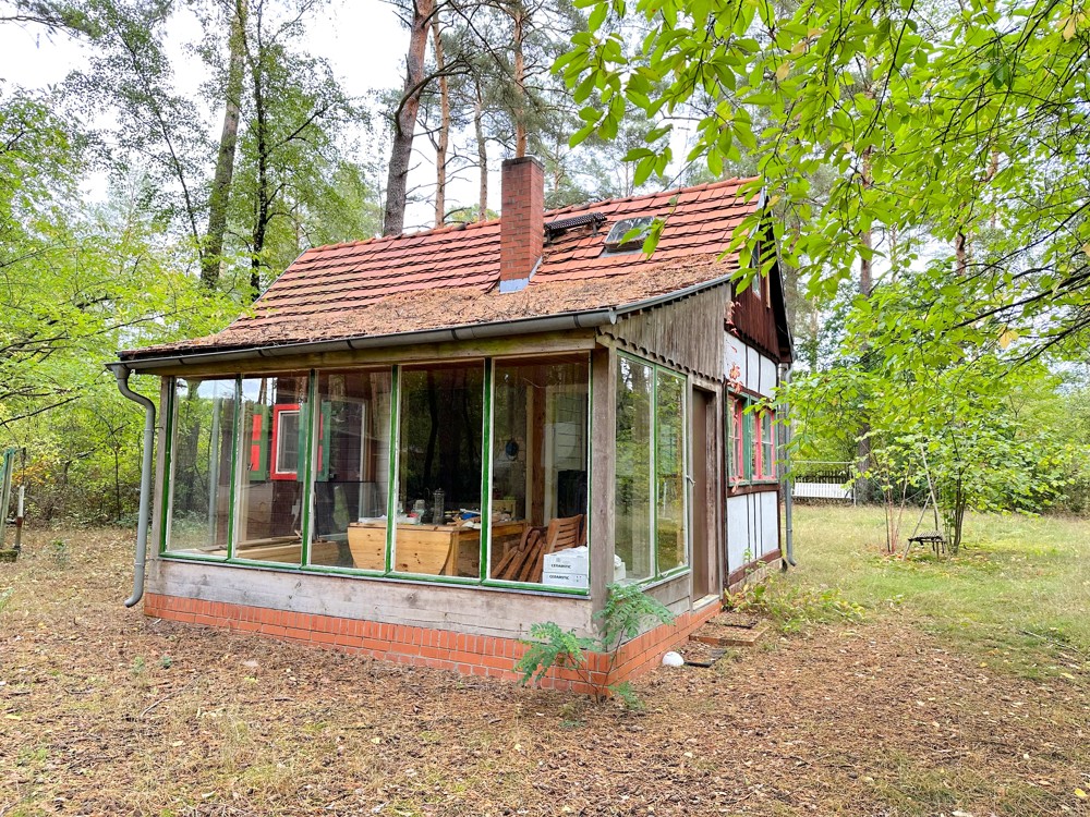 kleines Holzhaus mit Wintergarten