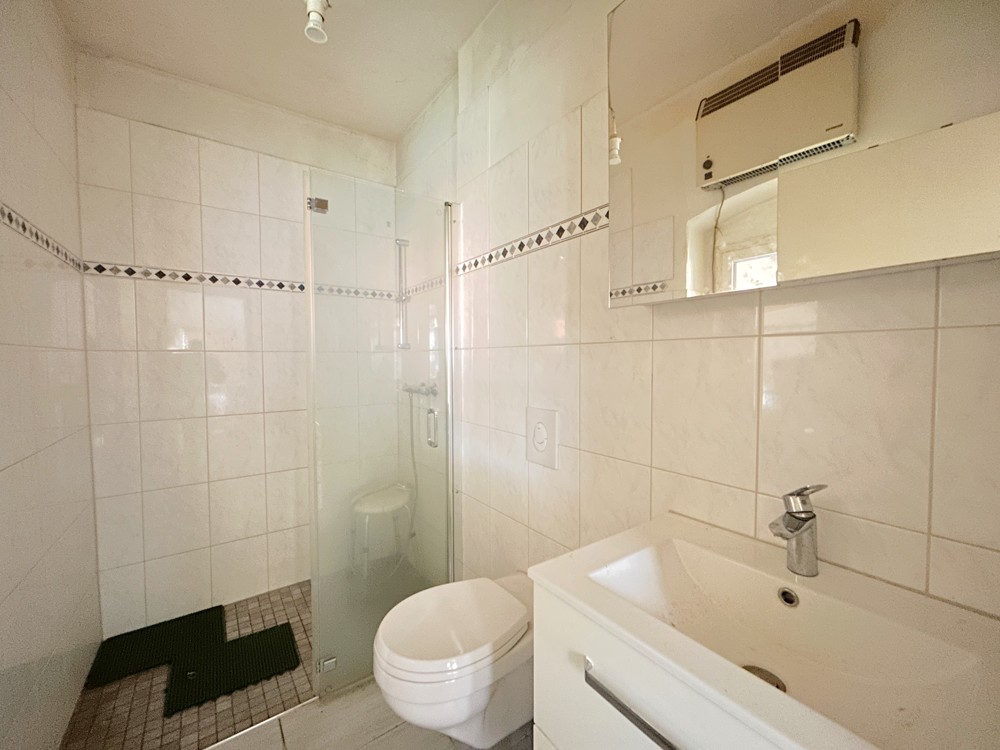 renoviertes Badezimmer mit ebenerdiger Dusche