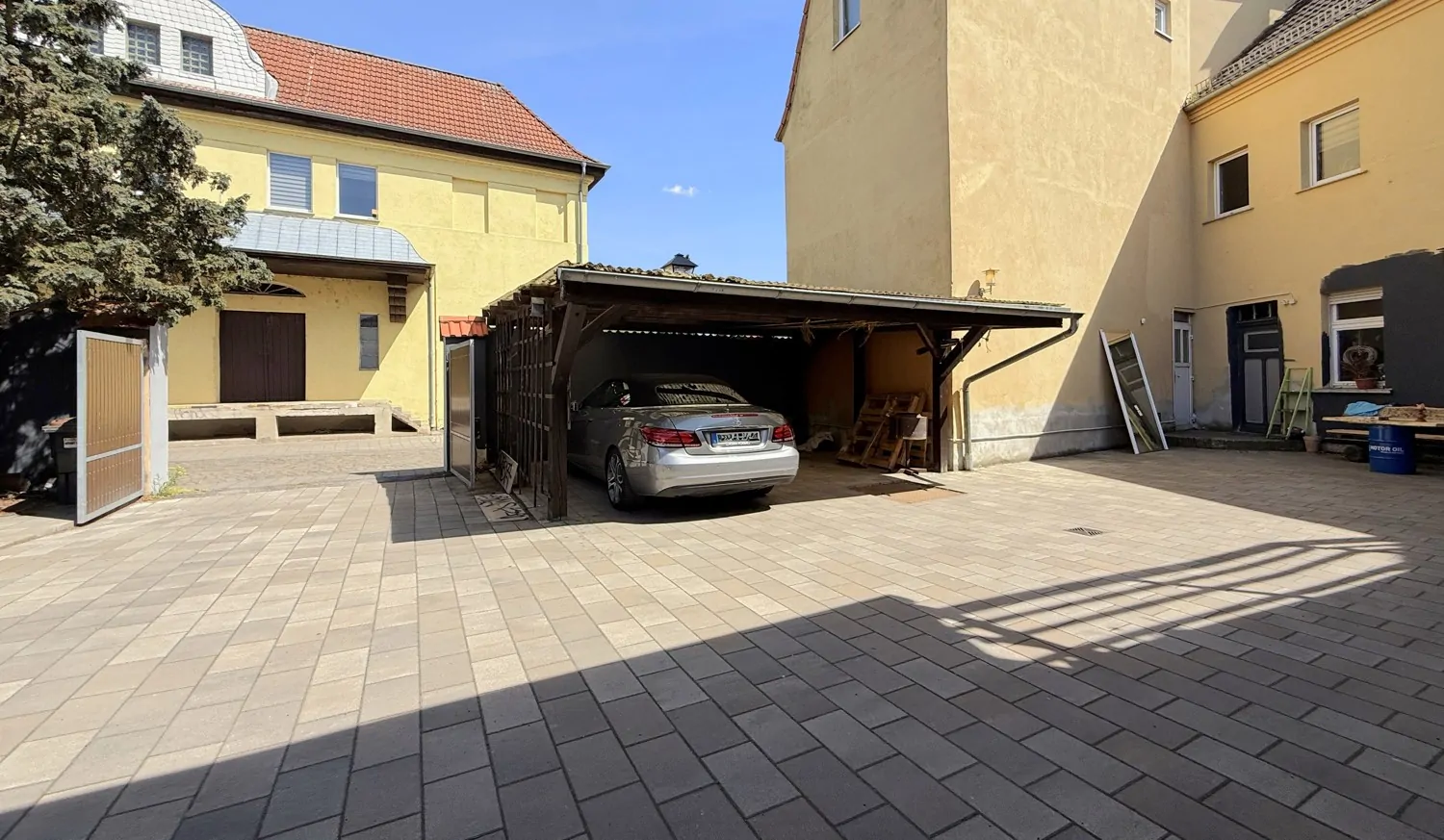 elektrisches Flügeltor und Doppelcarport